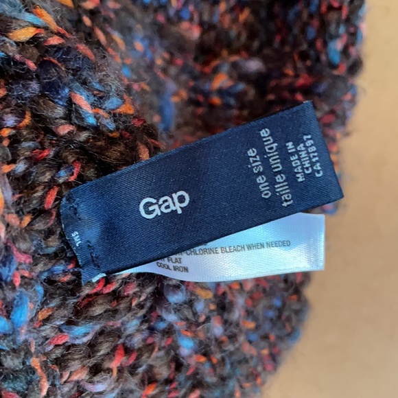 Burgundy marked knit circle scarf from the Gap - Picture 3 of 3